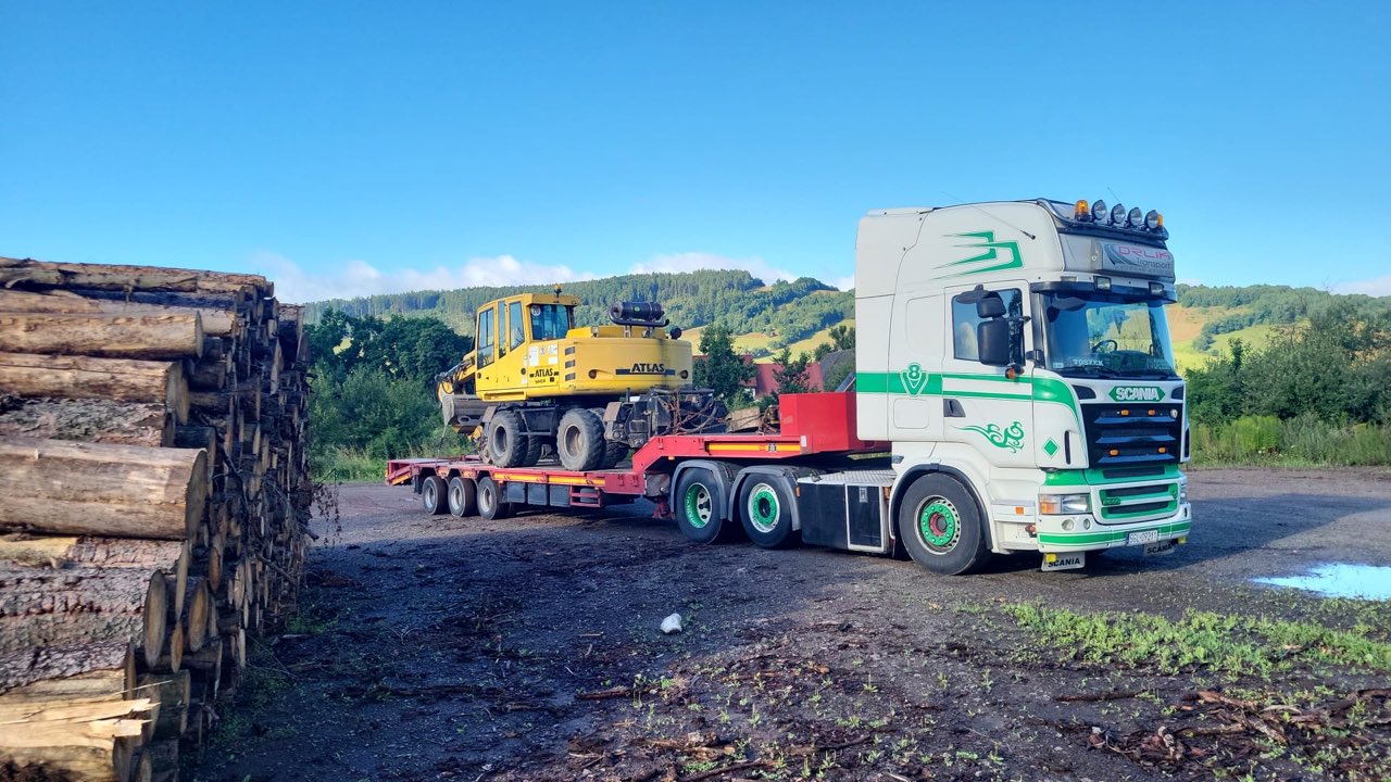 Transport maszyny budowlanej na naczepie niskopodwoziowej